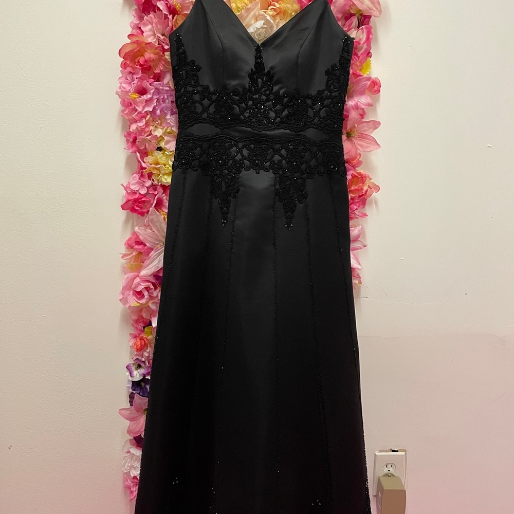 DONNA GRAY BLACK BEADED GOWN SIZE 12